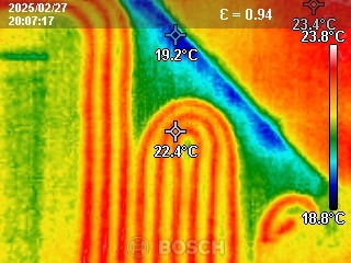 Thermográfiás kép falfűtésről – a melegvízcsövek hőeloszlása bontásmentes diagnosztikához.
